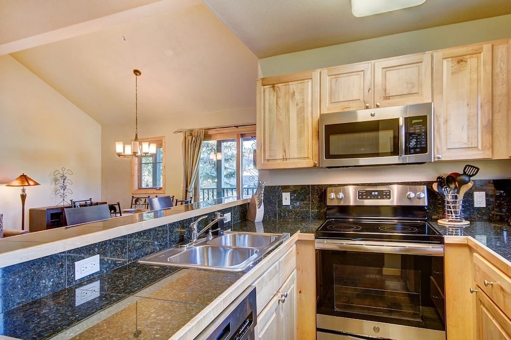 Twin Elk Lodge D16 3 Bedroom Condo by Redawning