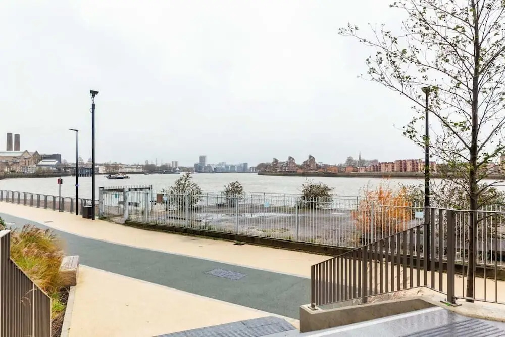 Stunning One Bed Apt W/balcony and Riverview in Greenwich