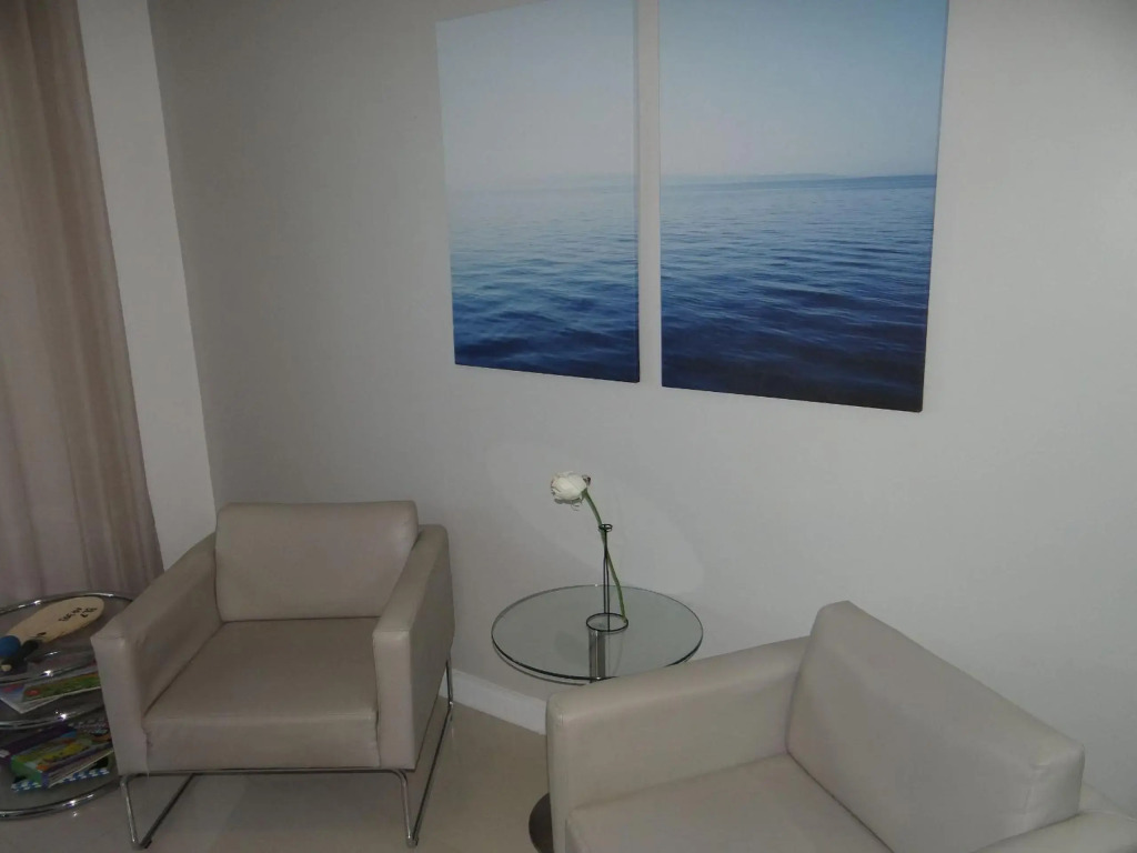 Resort em Arraial do Cabo, Desfrute de momentos inesquecíveis em uma apartamento de luxo com 2 quartos, 2 banheiros e 2 vagas de carro entre a praia e a lagoa