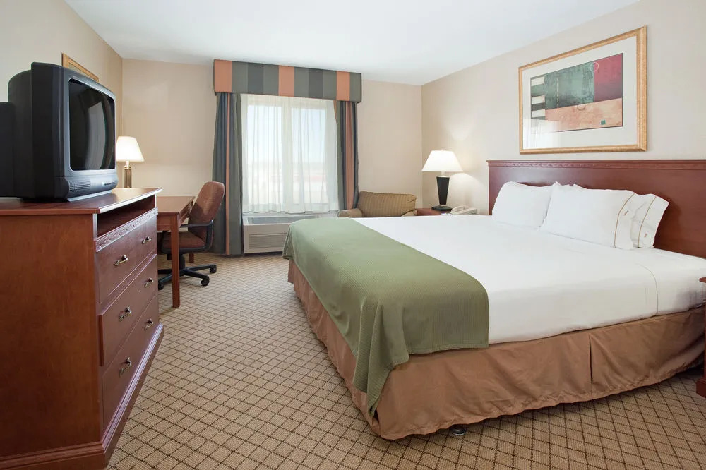 Holiday Inn Express & Suites Garden City