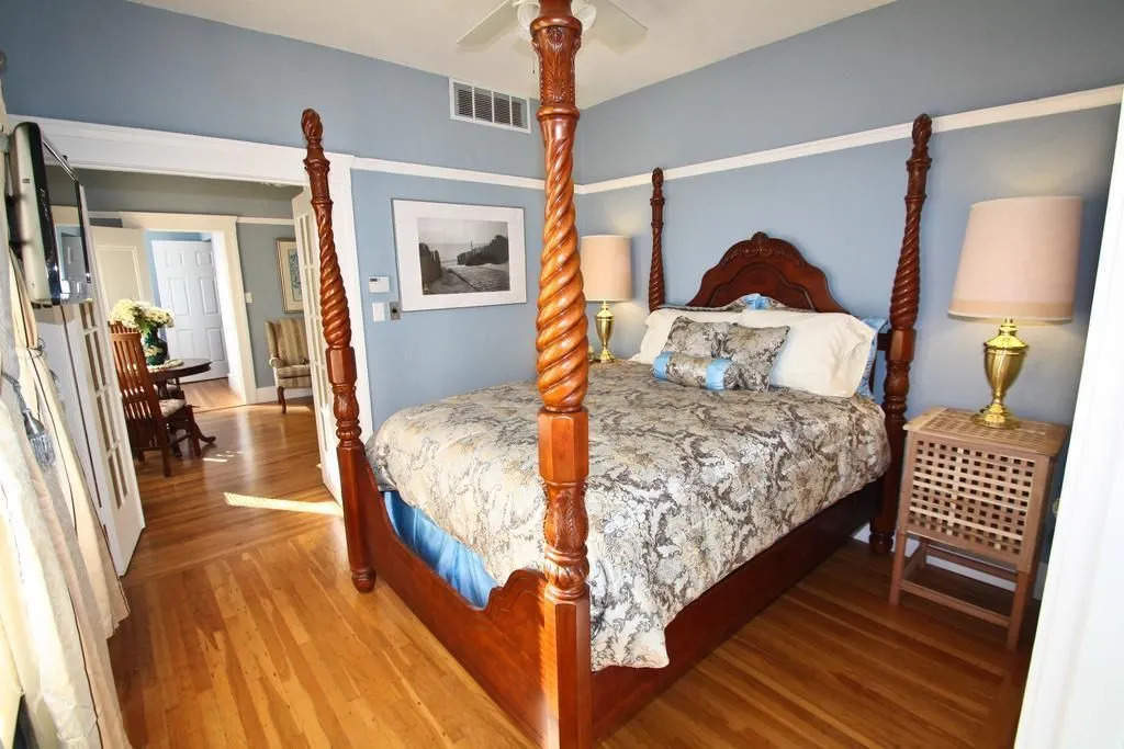 Shorelight Inn