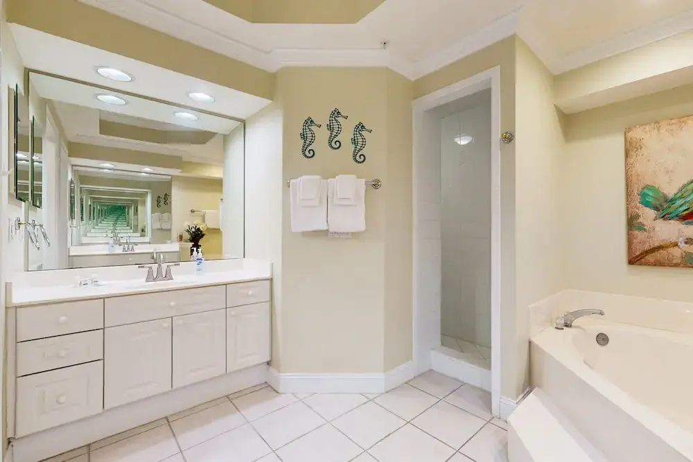 Spacious Condo With Pool, hot tub and Private Washer/dryer
