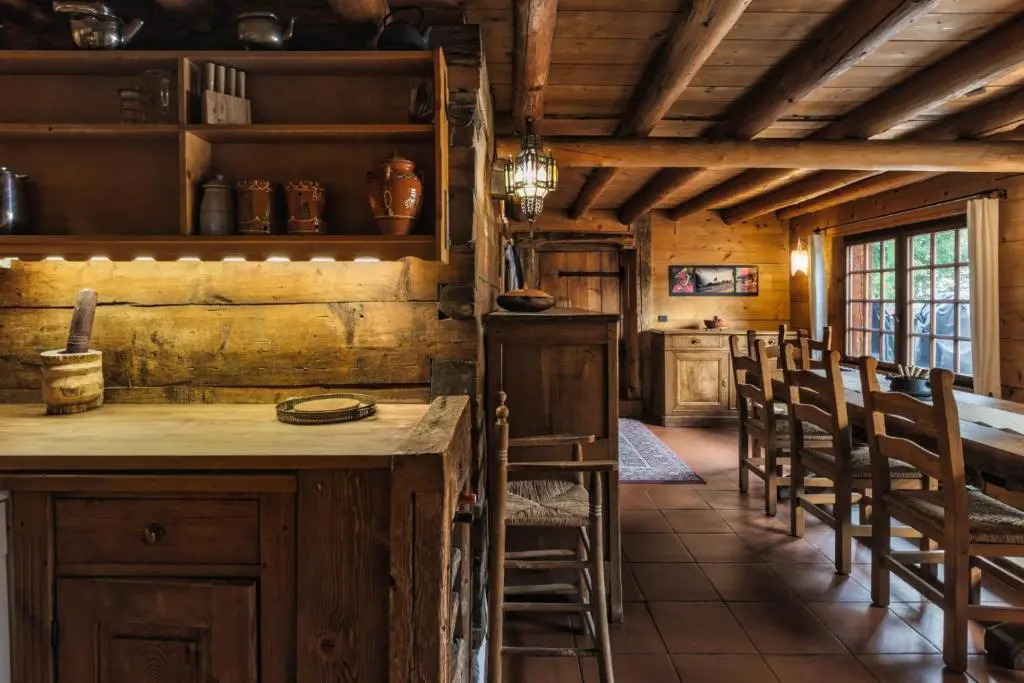 4BR Traditional Chalet BBQ + Fireplace + View