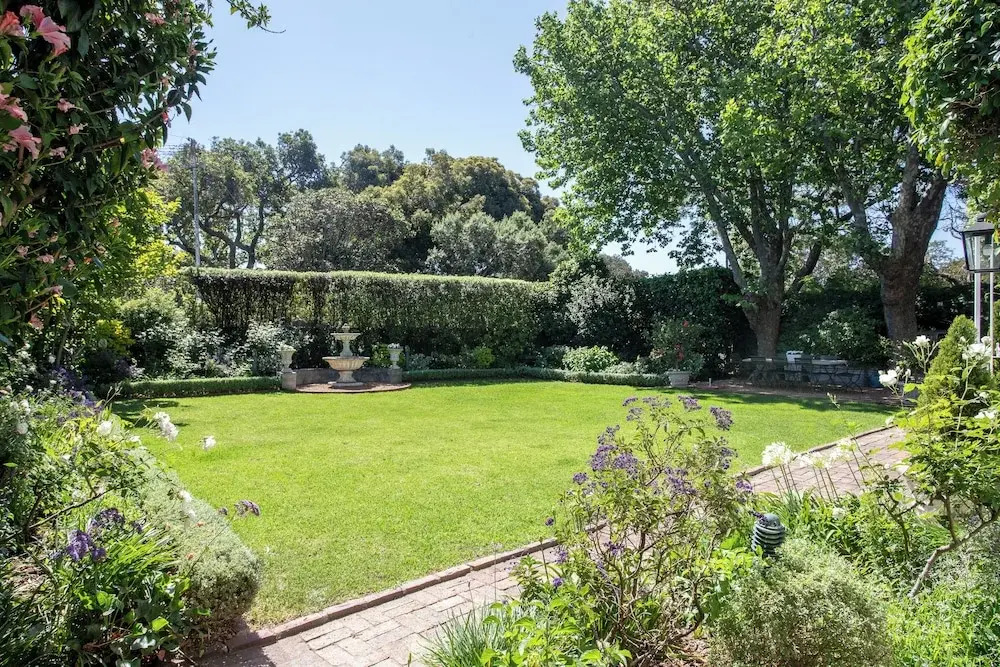 Sandown Lodge