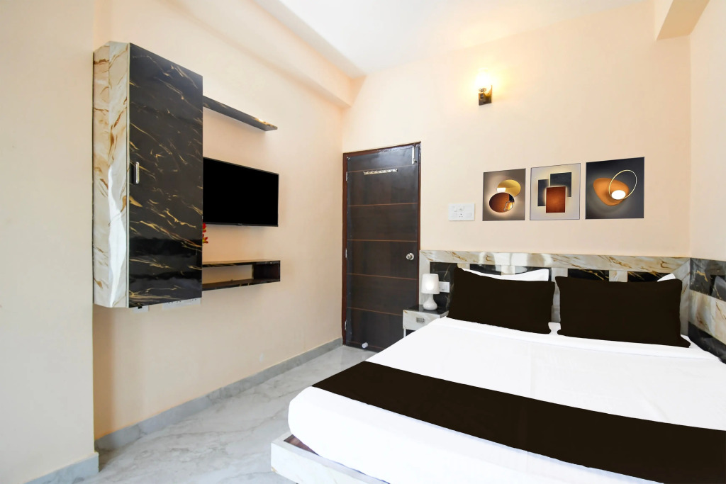 Hotel O Shivam Regency Near Acropolis Mall