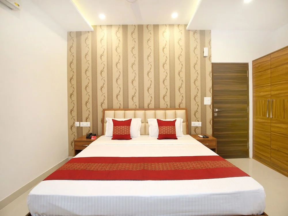 OYO 14392 Hotel Pearl wood