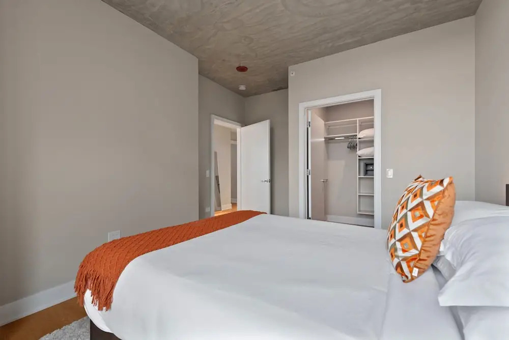 West Loop High-end 2BR Walkable City Views