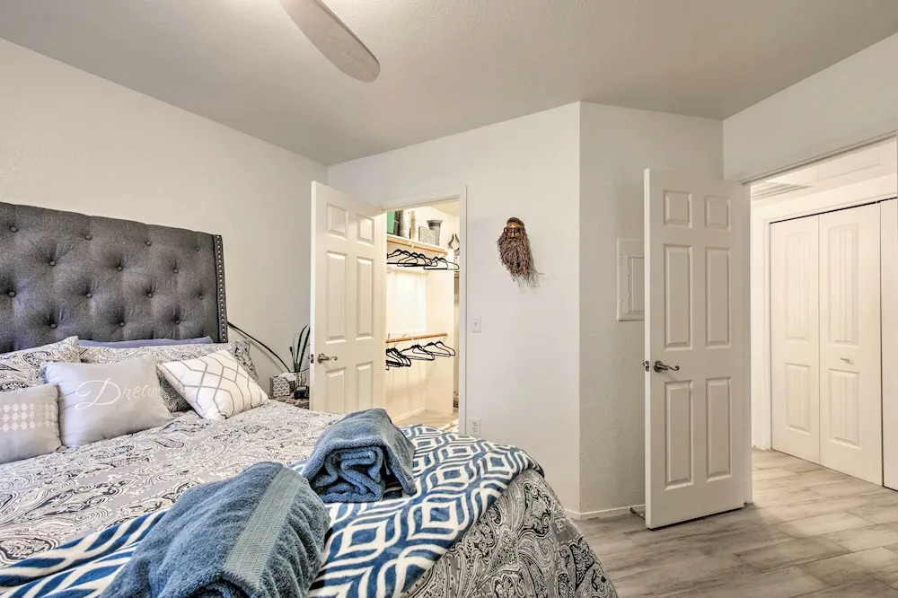 Modern Condo w/ Pool Access ~ 3 Mi to Dtwn Phoenix