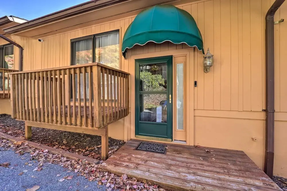 < 1 Mi to Beech Mtn Ski! Condo w/ Hot Tub Access