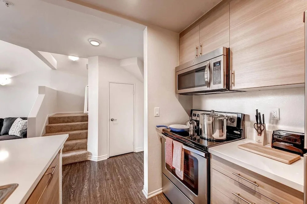 H3 -Gorgeous Multi Level San Diego Loft - Work or Escape Free Parking - #1 Location!