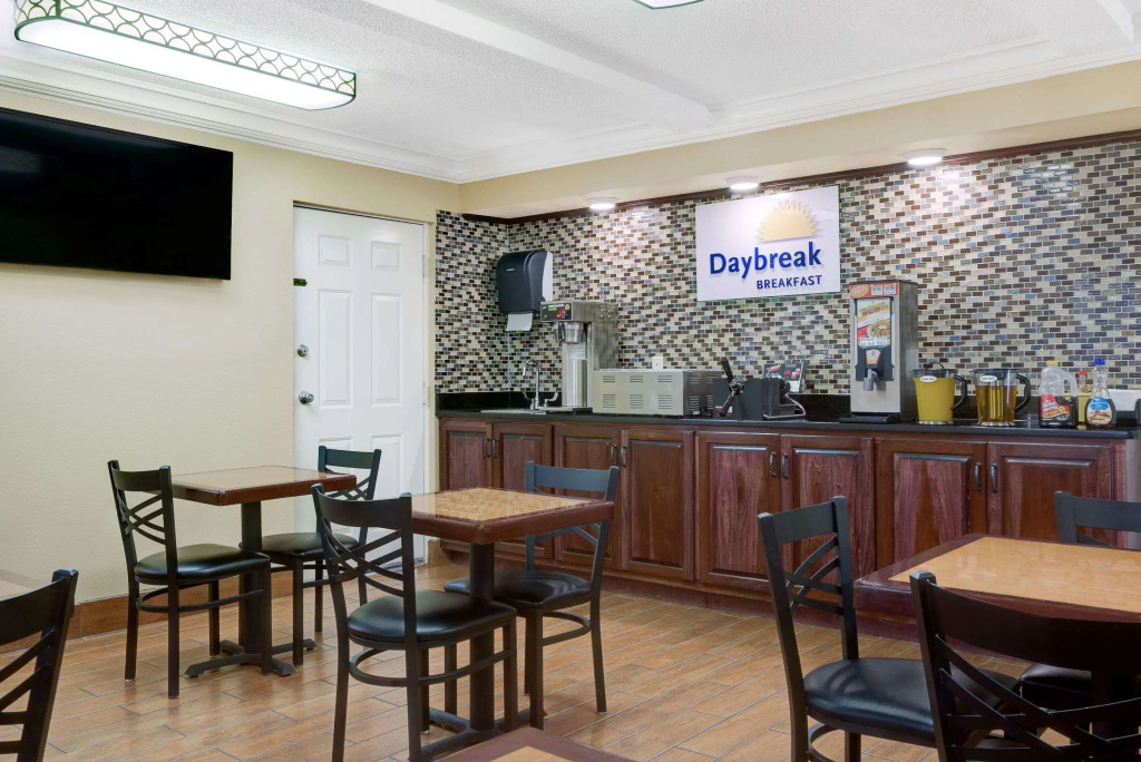 Days Inn by Wyndham Macon I-475