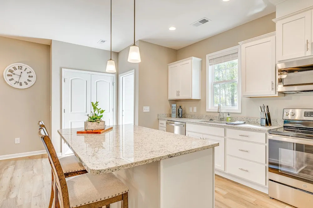 Coastal Beaufort Abode - Pool Access, Near Beaches