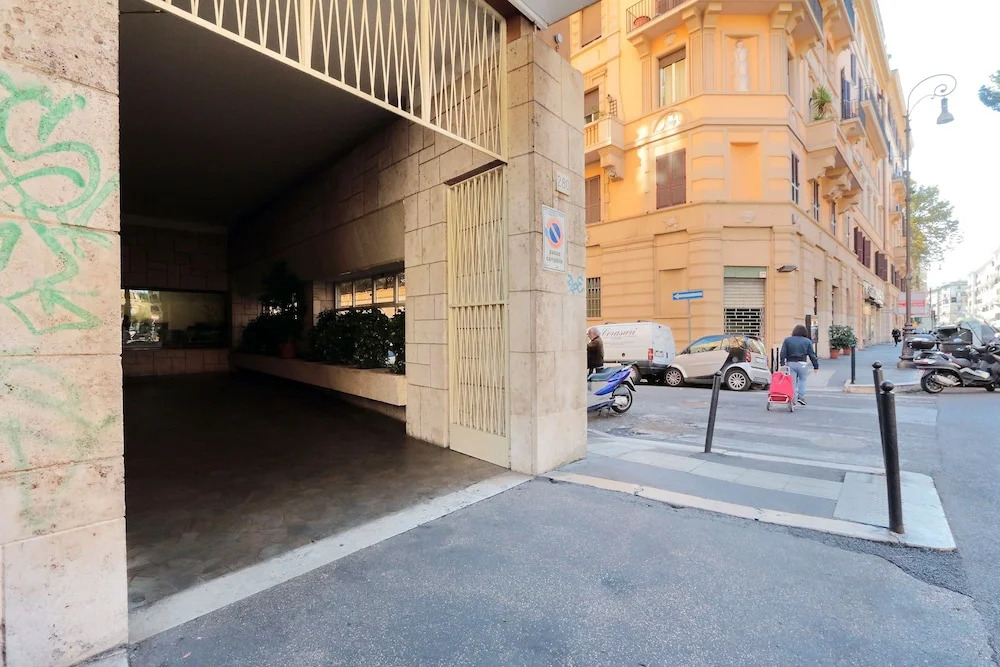 Salaria Apartment
