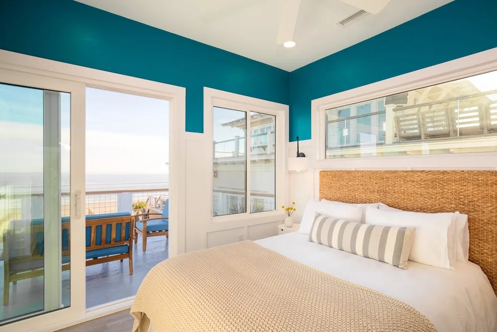 Ocean's Eye by Avantstay Beach Front Home w/ Roof Top, Pool & Putting Green!