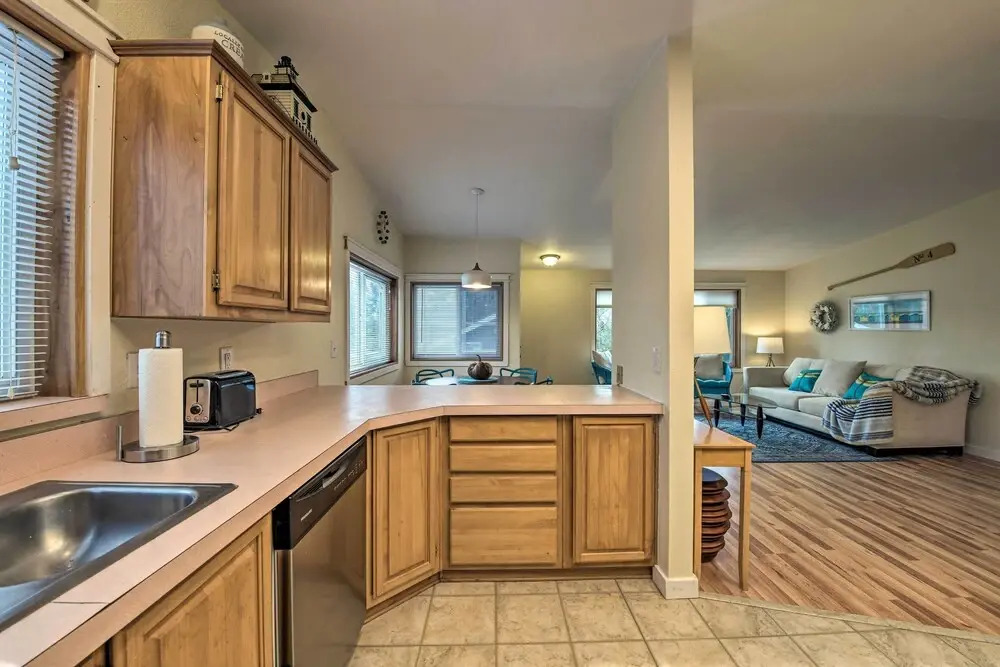 Cute Cottage w/ Deck Walk 115 Ft to Brewery & Cafe
