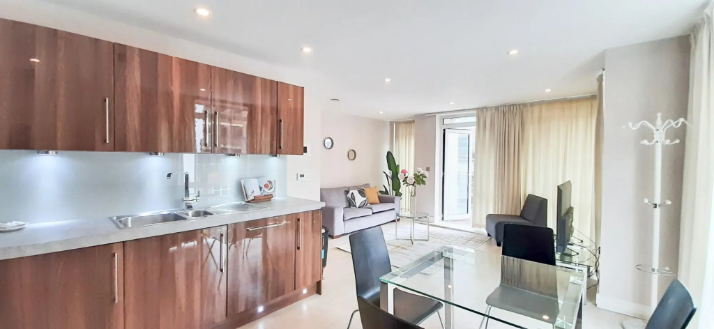 Luxurious Two Bed Two Bath with Balcony in Angel