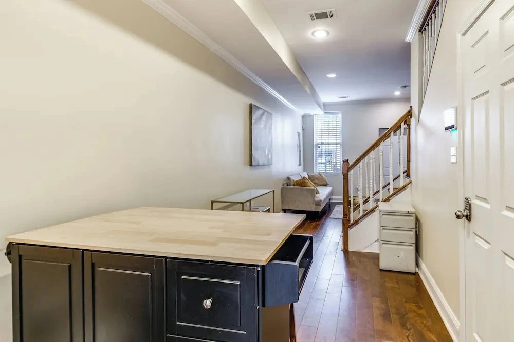 Centrally Located DC Row House Near Restaurants