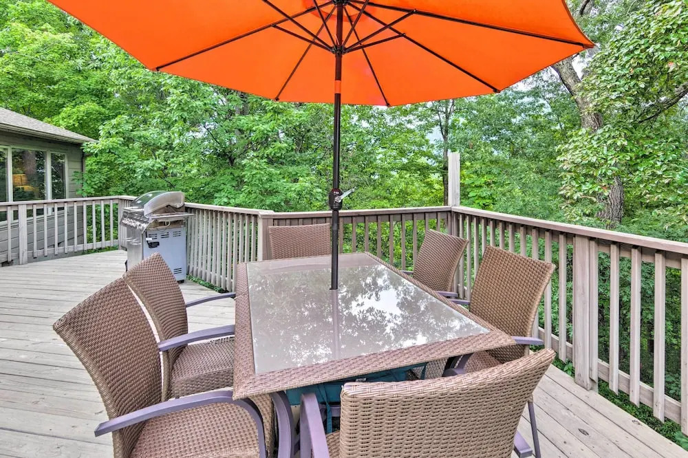 Luxe Rumbling Bald Home w/ Deck & Mountain View
