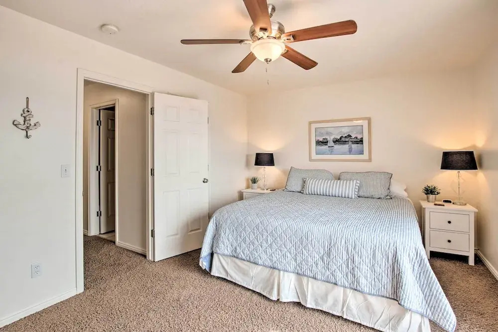 Spacious Garden City Townhome w/ Lake Views!