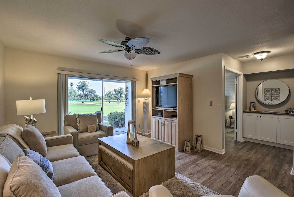 St Pete Condo w/ Heated Pool - 3 Miles to Beach!