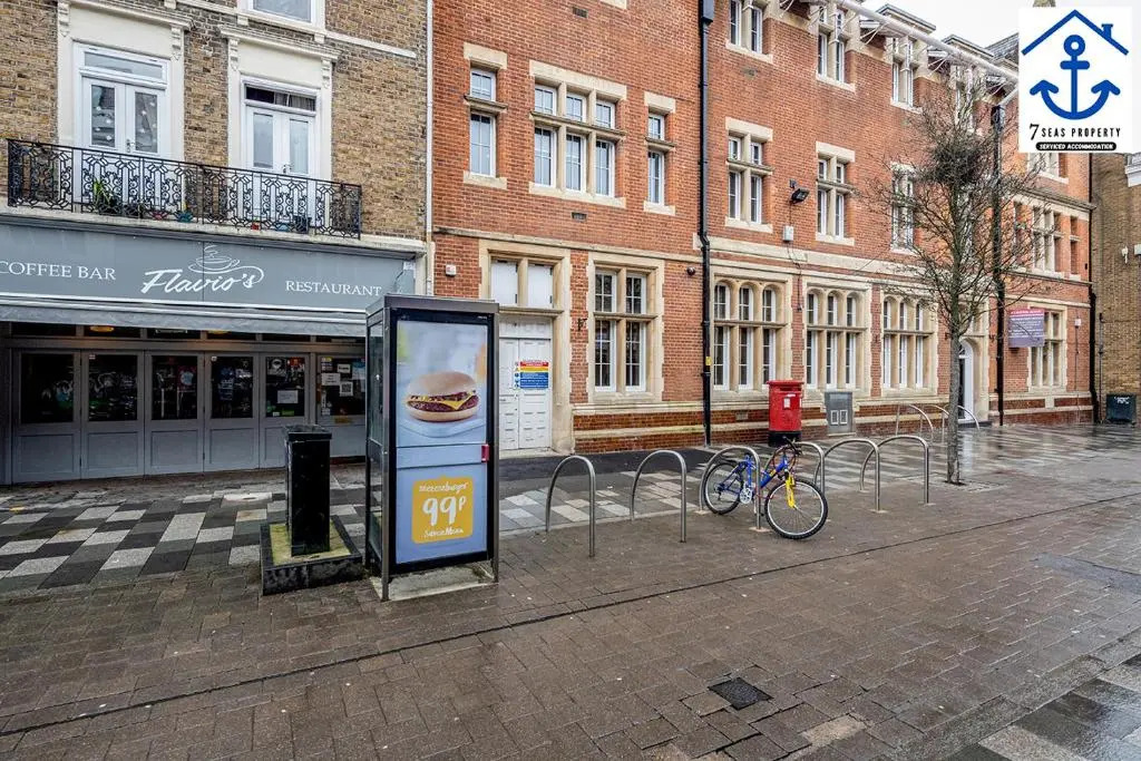 Luxury Apartment High Street Maidenhead w Parking