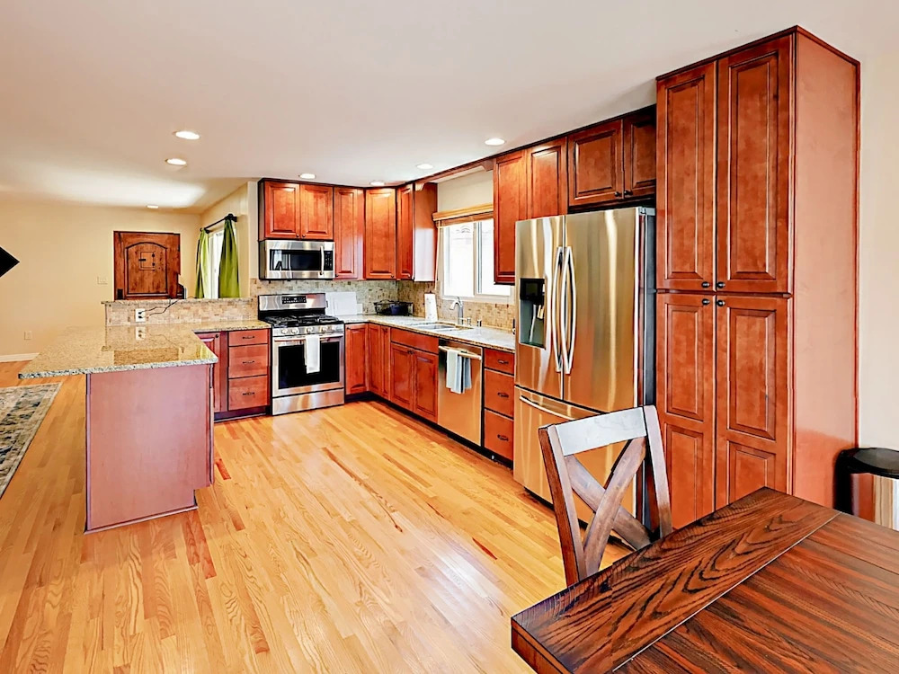 1731 Plum Street Duplex Unit B - 3 Br apts by RedAwning