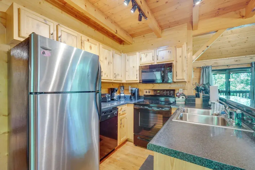 Sevierville Cabin w/ Hot Tub: 5 Mi to Pigeon Forge