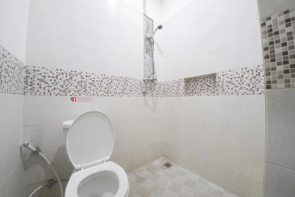 RedDoorz Plus near Green Pramuka Square Mall