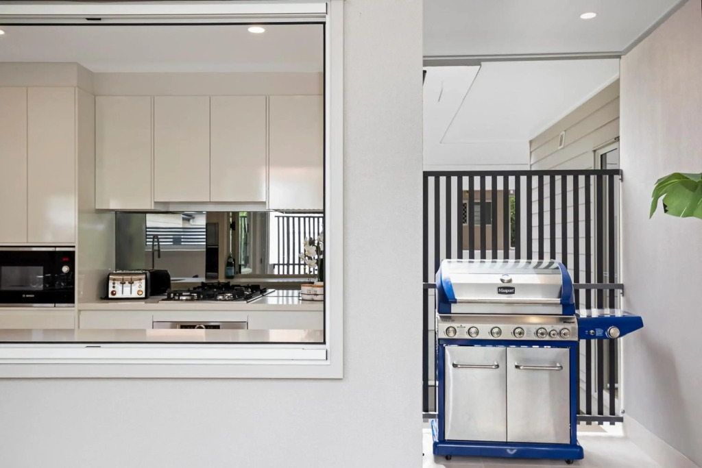 Park Avenue Luxe Chic Townhouse Sleeps 9, Carpark