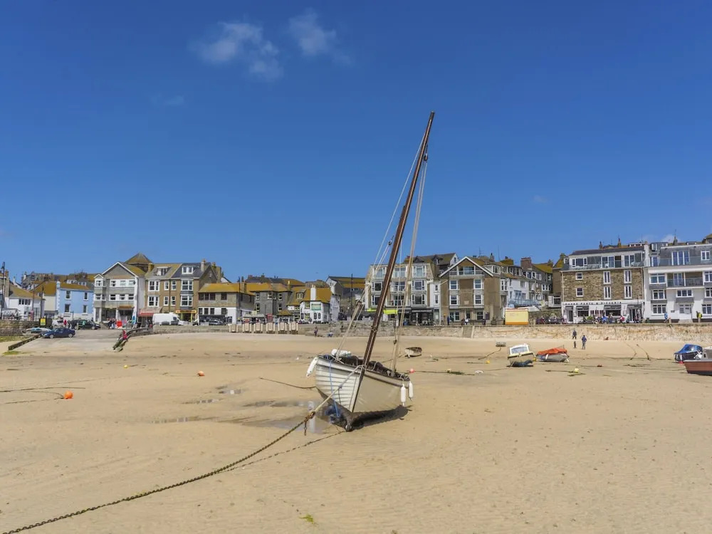 Spacious Apartment in Saint Ives near Beach