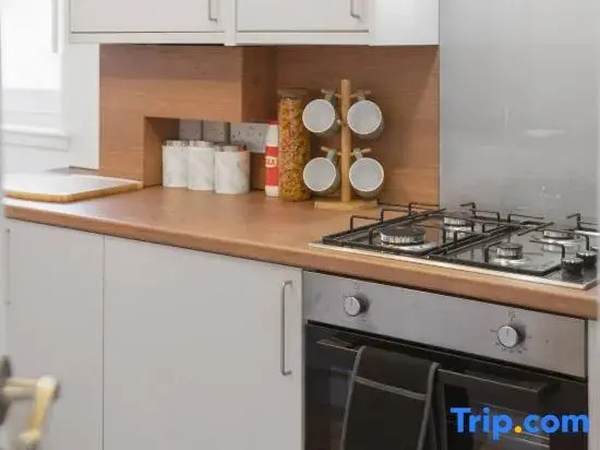 Saughton 2BR | Free Private Parking | Near Tram