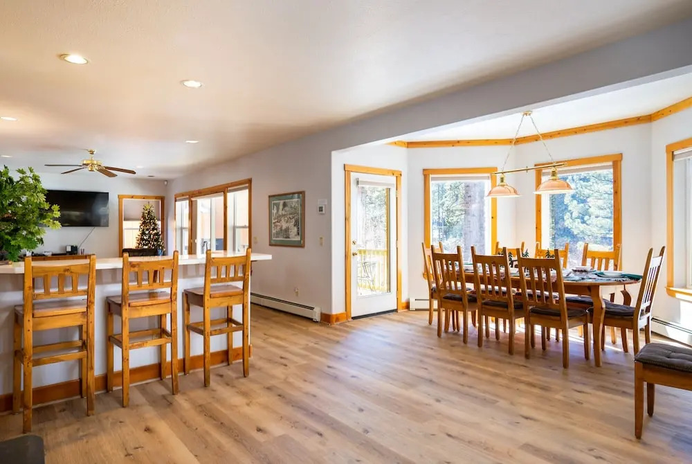 Skidder Trail Family Lodge 4 Bedroom Home by RedAwning