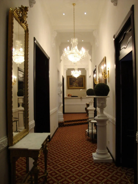 Queen Valery Hotel