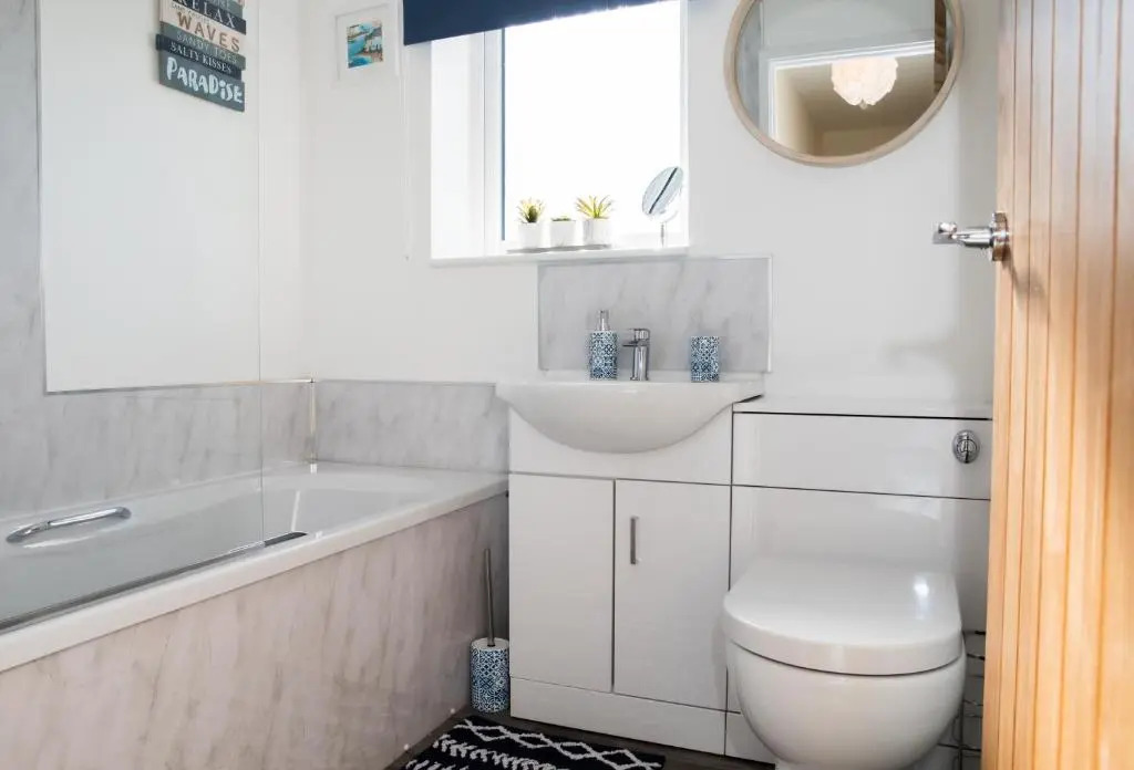 Lovely 2-Bedroom Seaside Retreat with Free Parking