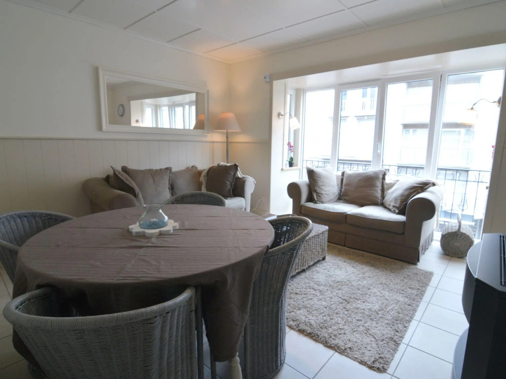 Comfortable apartment in the town centre, within walking distance of the ocean