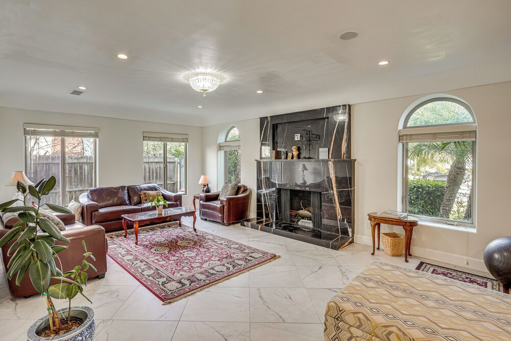 4 Mi to Dtwn Long Beach: Private Poolside Oasis!