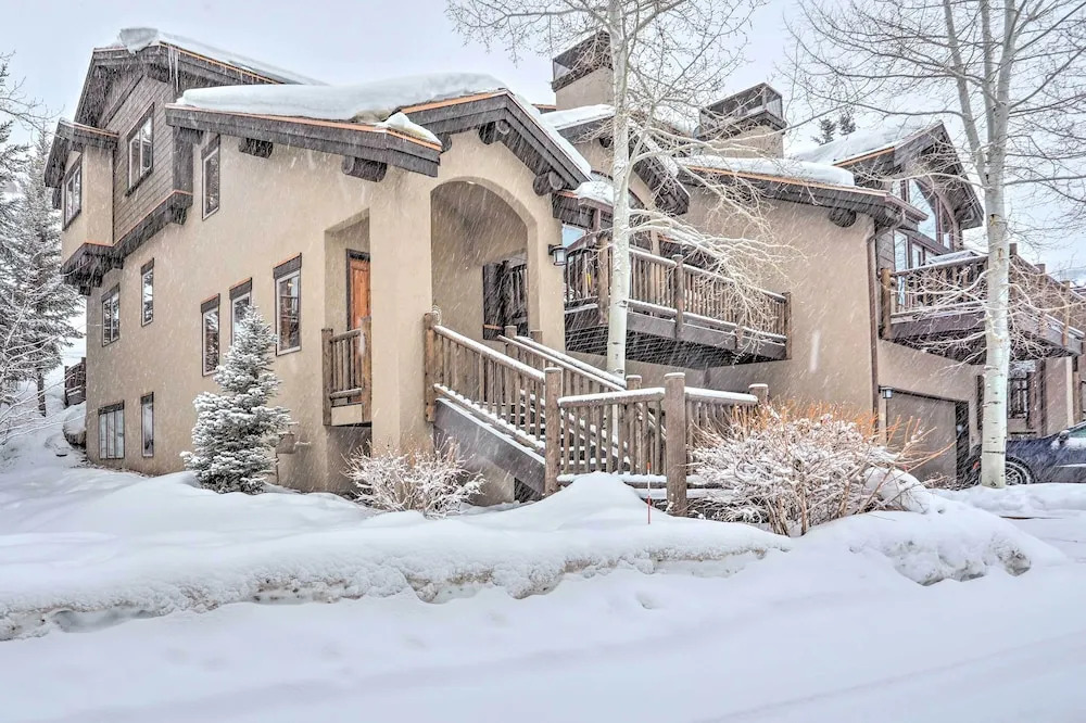 House w/ Hot Tub & AC - Shuttle to Skiing!
