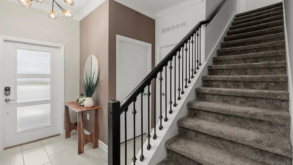 Contemporary Townhouse w BBQ & Pool Sleeps 12
