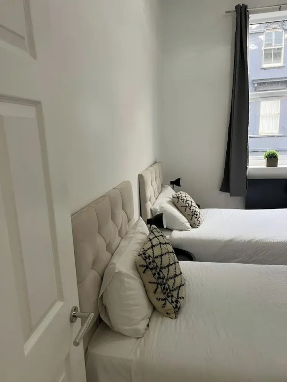 Pet Friendly - Parking - 3 Bedrooms - 6 Guests