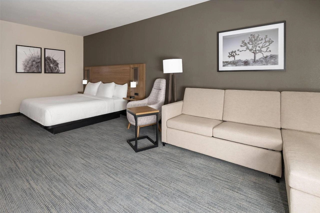 La Quinta Inn & Suites by Wyndham Phoenix West / Glendale