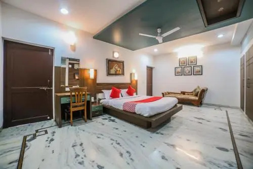 OYO 28310 Royal Stay