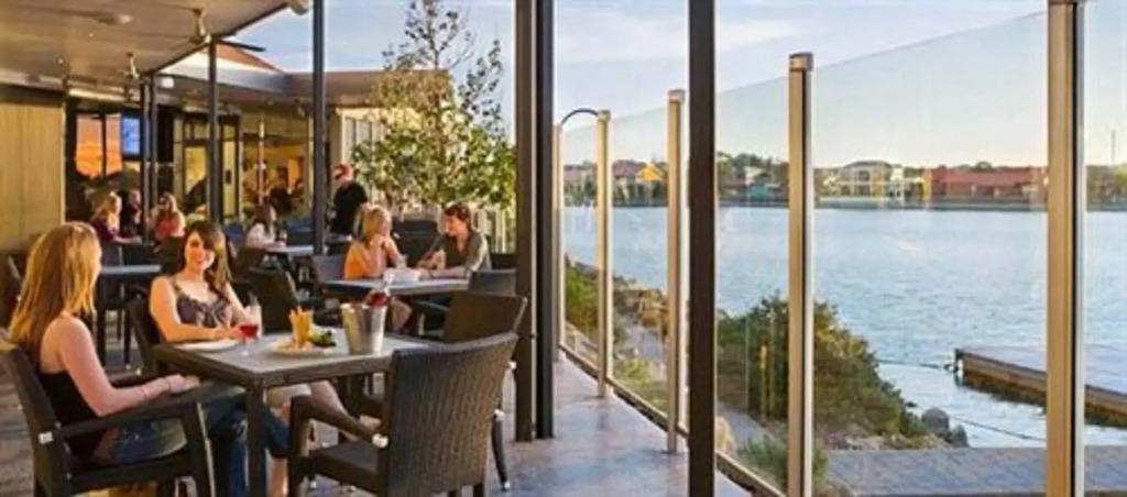 Lakes Hotel