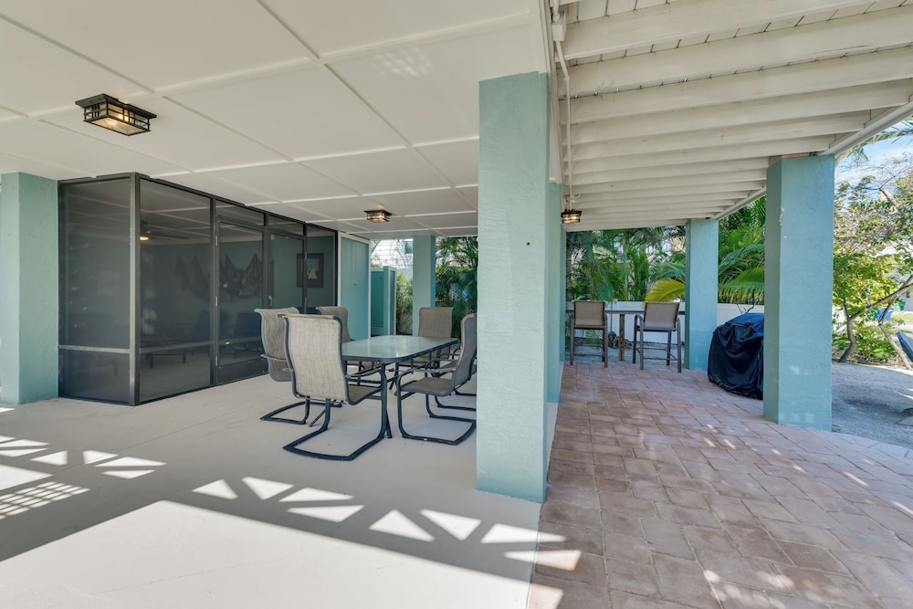 Steps to Ocean & Bay: Bradenton Beach Townhome!