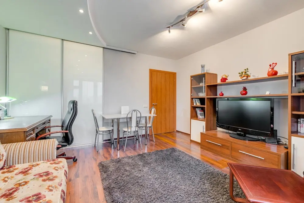 Simply Comfort - Spacious Apartment 10 min to Metro