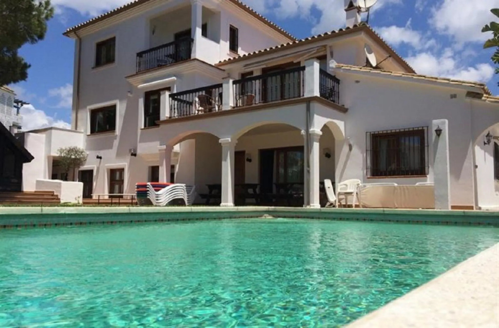 8381 - Large beach side villa in Marbella