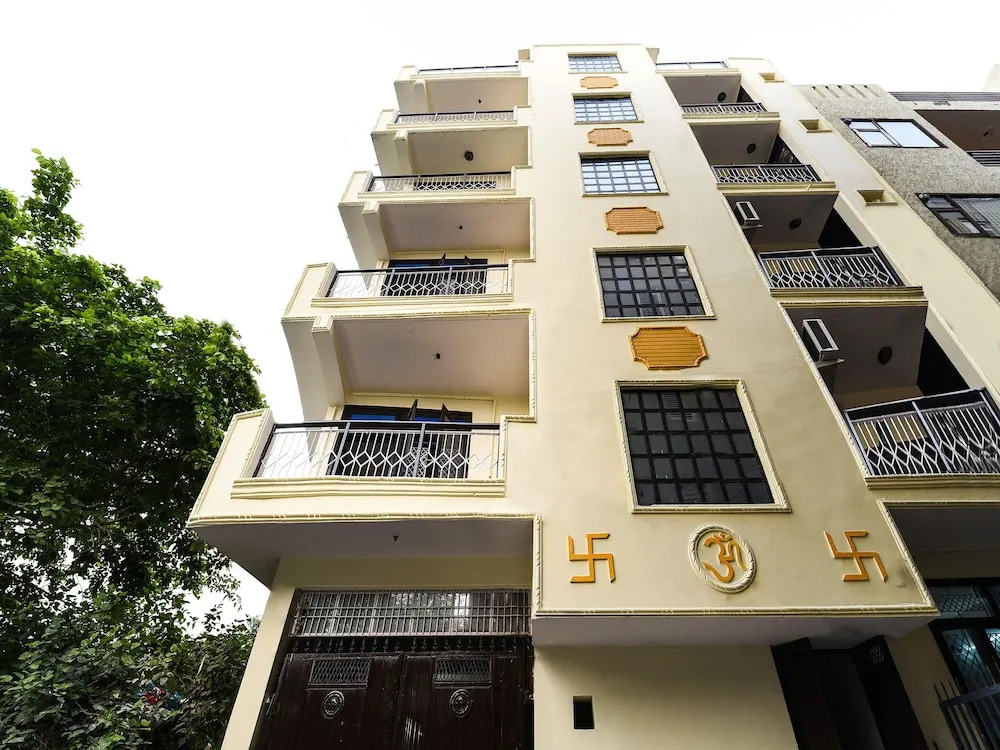 OYO 15624 Golden Plaza