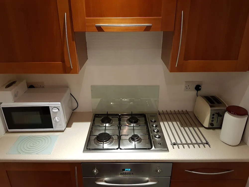2 Bed Flat - Sleeps 4 - Parking - Wifi