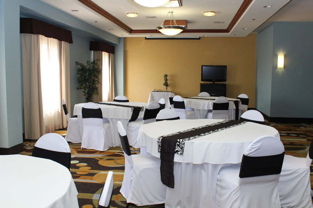 Lucilles Hotel, Restaurant, & Bar