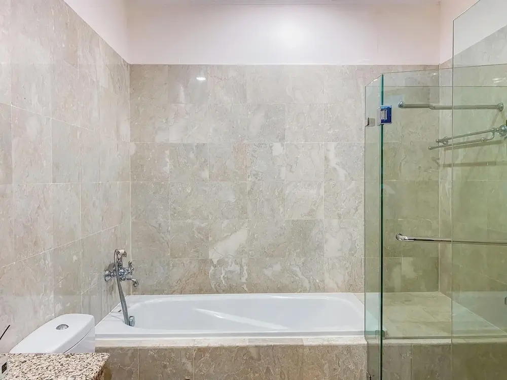 Spacious And Modern Look 3Br Bellezza Apartment