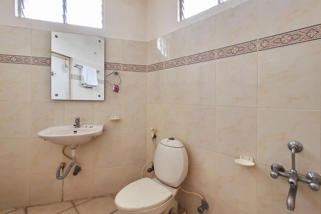 Hotel O Padmini Near Lakdikapool Metro Station